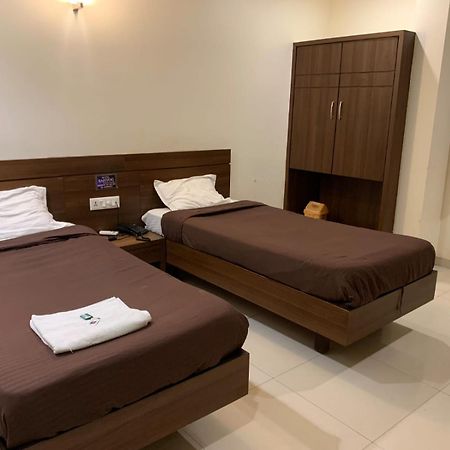 Hotel Sahyog Padra  Екстериор снимка