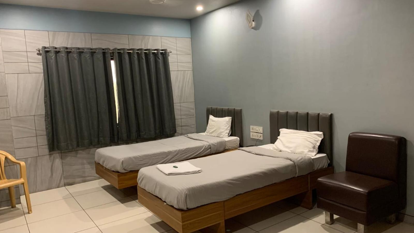 Hotel Sahyog Padra  Екстериор снимка