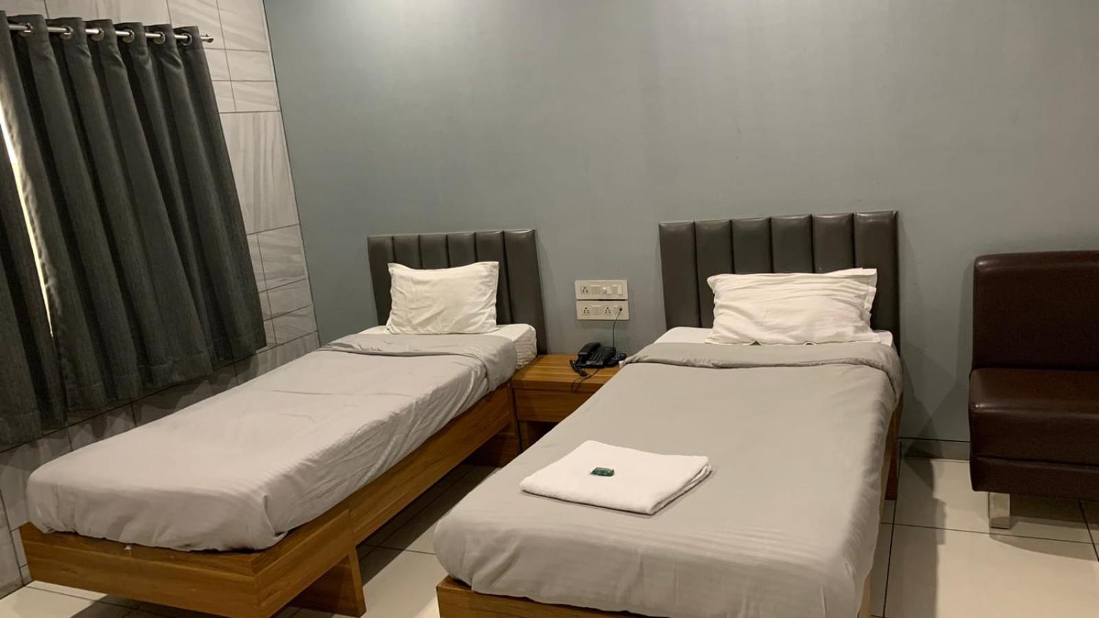 Hotel Sahyog Padra  Екстериор снимка