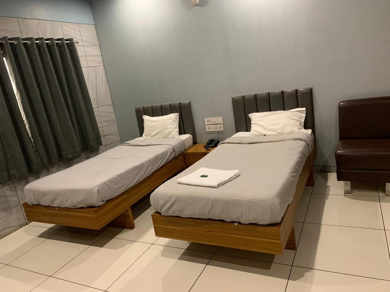 Hotel Sahyog Padra  Екстериор снимка