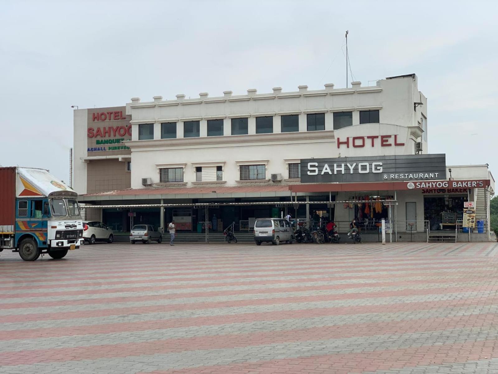 Hotel Sahyog Padra  Екстериор снимка
